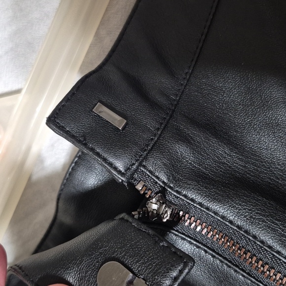 Fahsyee Faux Leather Skirt (M) - Picture 7 of 11